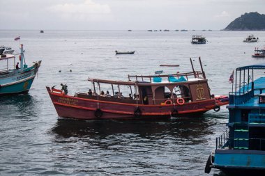 Koh Samui, Tayland, 5 Aralık 2024 düzenli olarak Koh Samui rıhtımına yanaşır. Tekneler adalar ve anakara arasında seyahat ederek turistleri bırakırlar..