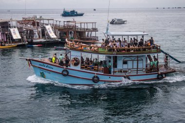 Koh Samui, Tayland, 5 Aralık 2024 düzenli olarak Koh Samui rıhtımına yanaşır. Tekneler adalar ve anakara arasında seyahat ederek turistleri bırakırlar..