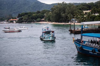 Koh Samui, Tayland, 5 Aralık 2024 düzenli olarak Koh Samui rıhtımına yanaşır. Tekneler adalar ve anakara arasında seyahat ederek turistleri bırakırlar..