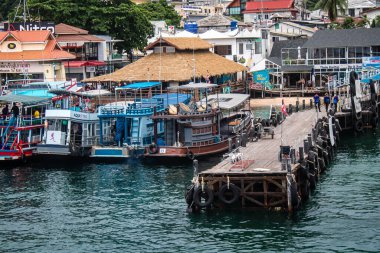 Koh Samui, Tayland, 5 Aralık 2024 düzenli olarak Koh Samui rıhtımına yanaşır. Tekneler adalar ve anakara arasında seyahat ederek turistleri bırakırlar..