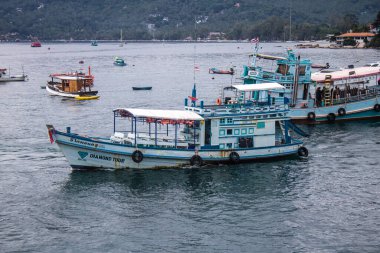 Koh Samui, Tayland, 5 Aralık 2024 düzenli olarak Koh Samui rıhtımına yanaşır. Tekneler adalar ve anakara arasında seyahat ederek turistleri bırakırlar..