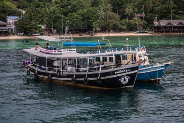 Koh Samui, Tayland, 5 Aralık 2024 düzenli olarak Koh Samui rıhtımına yanaşır. Tekneler adalar ve anakara arasında seyahat ederek turistleri bırakırlar..