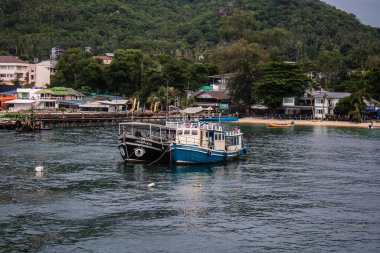 Koh Samui, Tayland, 5 Aralık 2024 düzenli olarak Koh Samui rıhtımına yanaşır. Tekneler adalar ve anakara arasında seyahat ederek turistleri bırakırlar..