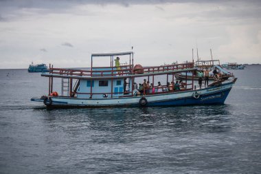 Koh Samui, Tayland, 5 Aralık 2024 düzenli olarak Koh Samui rıhtımına yanaşır. Tekneler adalar ve anakara arasında seyahat ederek turistleri bırakırlar..