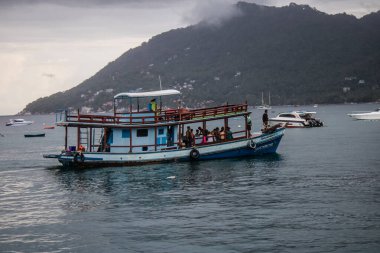 Koh Samui, Tayland, 5 Aralık 2024 düzenli olarak Koh Samui rıhtımına yanaşır. Tekneler adalar ve anakara arasında seyahat ederek turistleri bırakırlar..