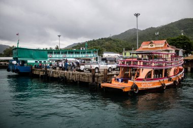 Koh Samui, Tayland, 5 Aralık 2024 düzenli olarak Koh Samui rıhtımına yanaşır. Tekneler adalar ve anakara arasında seyahat ederek turistleri bırakırlar..