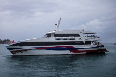 Koh Samui, Tayland, 5 Aralık 2024 düzenli olarak Koh Samui rıhtımına yanaşır. Tekneler adalar ve anakara arasında seyahat ederek turistleri bırakırlar..