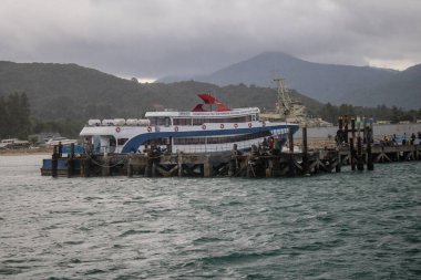 Koh Samui, Tayland, 5 Aralık 2024 düzenli olarak Koh Samui rıhtımına yanaşır. Tekneler adalar ve anakara arasında seyahat ederek turistleri bırakırlar..