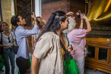 Bangkok, Tayland, 12 Aralık 2024 Wat Pho 'yu ziyaret eden turistler Phra Nakhon Bölgesi' ndeki bir Budist tapınak kompleksi. Rattanakosin Adası 'nda, Büyük Saray' ın tam güneyinde..