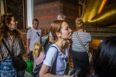 Bangkok, Tayland, 12 Aralık 2024 Wat Pho 'yu ziyaret eden turistler Phra Nakhon Bölgesi' ndeki bir Budist tapınak kompleksi. Rattanakosin Adası 'nda, Büyük Saray' ın tam güneyinde..
