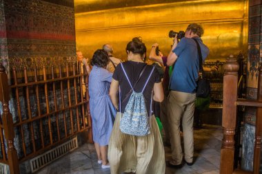 Bangkok, Tayland, 12 Aralık 2024 Wat Pho 'yu ziyaret eden turistler Phra Nakhon Bölgesi' ndeki bir Budist tapınak kompleksi. Rattanakosin Adası 'nda, Büyük Saray' ın tam güneyinde..