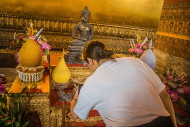 Bangkok, Tayland, 12 Aralık 2024 Wat Pho 'yu ziyaret eden turistler Phra Nakhon Bölgesi' ndeki bir Budist tapınak kompleksi. Rattanakosin Adası 'nda, Büyük Saray' ın tam güneyinde..