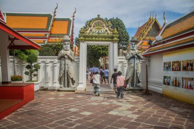 Bangkok, Tayland, 12 Aralık 2024 Wat Pho 'yu ziyaret eden turistler Phra Nakhon Bölgesi' ndeki bir Budist tapınak kompleksi. Rattanakosin Adası 'nda, Büyük Saray' ın tam güneyinde..