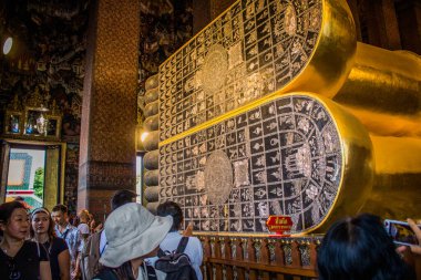 Bangkok, Tayland, 12 Aralık 2024 Wat Pho 'yu ziyaret eden turistler Phra Nakhon Bölgesi' ndeki bir Budist tapınak kompleksi. Rattanakosin Adası 'nda, Büyük Saray' ın tam güneyinde..