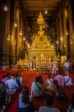 Bangkok, Tayland, 12 Aralık 2024 Wat Pho 'yu ziyaret eden turistler Phra Nakhon Bölgesi' ndeki bir Budist tapınak kompleksi. Rattanakosin Adası 'nda, Büyük Saray' ın tam güneyinde..