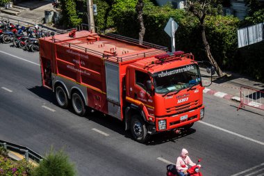 Hua Hin, Tayland, Aralık 06, 2024 Tayland 'da Hua Hin caddelerinde yürüyen itfaiye aracı, hayat dolu sokak hayatıyla ünlüdür..