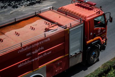 Hua Hin, Tayland, Aralık 06, 2024 Tayland 'da Hua Hin caddelerinde yürüyen itfaiye aracı, hayat dolu sokak hayatıyla ünlüdür..
