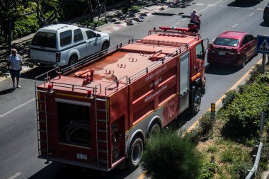 Hua Hin, Tayland, Aralık 06, 2024 Tayland 'da Hua Hin caddelerinde yürüyen itfaiye aracı, hayat dolu sokak hayatıyla ünlüdür..