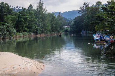 Koh Samui, Tayland, 5 Aralık 2024 Koh Samui plajları Tayland 'ın en güzel plajları arasındadır. Plajlar gelişmemiş ve vahşi ve bozulmamış karakterlerini koruyorlar..