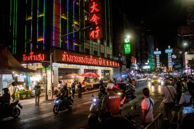 Bangkok, Tayland, 25 Kasım 2024 Çin Mahallesi caddelerinde gece trafik sıkışıklığı. Mahalle canlı sokak hayatı, zengin kültür mirası ve hareketli pazarlarıyla ünlüdür..
