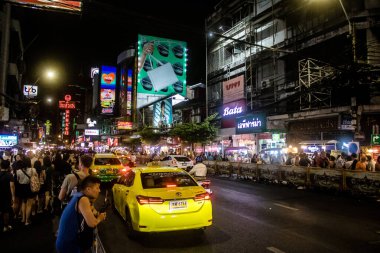 Bangkok, Tayland, 25 Kasım 2024 Çin Mahallesi caddelerinde gece trafik sıkışıklığı. Mahalle canlı sokak hayatı, zengin kültür mirası ve hareketli pazarlarıyla ünlüdür..