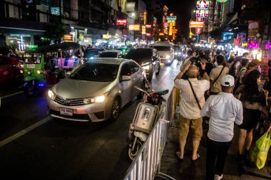 Bangkok, Tayland, 25 Kasım 2024 Çin Mahallesi caddelerinde gece trafik sıkışıklığı. Mahalle canlı sokak hayatı, zengin kültür mirası ve hareketli pazarlarıyla ünlüdür..