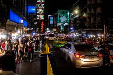 Bangkok, Tayland, 25 Kasım 2024 Çin Mahallesi caddelerinde gece trafik sıkışıklığı. Mahalle canlı sokak hayatı, zengin kültür mirası ve hareketli pazarlarıyla ünlüdür..