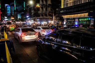 Bangkok, Tayland, 25 Kasım 2024 Çin Mahallesi caddelerinde gece trafik sıkışıklığı. Mahalle canlı sokak hayatı, zengin kültür mirası ve hareketli pazarlarıyla ünlüdür..