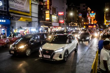 Bangkok, Tayland, 25 Kasım 2024 Çin Mahallesi caddelerinde gece trafik sıkışıklığı. Mahalle canlı sokak hayatı, zengin kültür mirası ve hareketli pazarlarıyla ünlüdür..