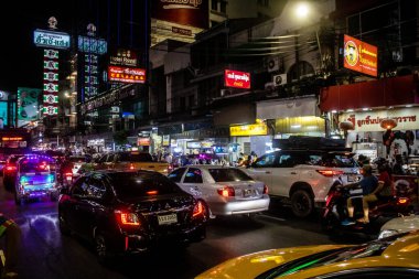 Bangkok, Tayland, 25 Kasım 2024 Çin Mahallesi caddelerinde gece trafik sıkışıklığı. Mahalle canlı sokak hayatı, zengin kültür mirası ve hareketli pazarlarıyla ünlüdür..