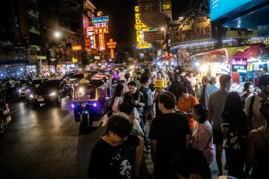 Bangkok, Tayland, 25 Kasım 2024 Çin Mahallesi caddelerinde gece trafik sıkışıklığı. Mahalle canlı sokak hayatı, zengin kültür mirası ve hareketli pazarlarıyla ünlüdür..