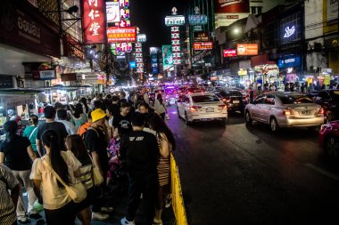 Bangkok, Tayland, 25 Kasım 2024 Çin Mahallesi caddelerinde gece trafik sıkışıklığı. Mahalle canlı sokak hayatı, zengin kültür mirası ve hareketli pazarlarıyla ünlüdür..