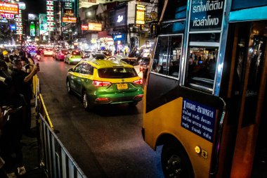 Bangkok, Tayland, 25 Kasım 2024 Çin Mahallesi caddelerinde gece trafik sıkışıklığı. Mahalle canlı sokak hayatı, zengin kültür mirası ve hareketli pazarlarıyla ünlüdür..