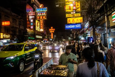 Bangkok, Tayland, 25 Kasım 2024 Çin Mahallesi caddelerinde gece trafik sıkışıklığı. Mahalle canlı sokak hayatı, zengin kültür mirası ve hareketli pazarlarıyla ünlüdür..