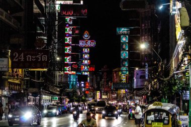 Bangkok, Tayland, 25 Kasım 2024 Çin Mahallesi caddelerinde gece trafik sıkışıklığı. Mahalle canlı sokak hayatı, zengin kültür mirası ve hareketli pazarlarıyla ünlüdür..