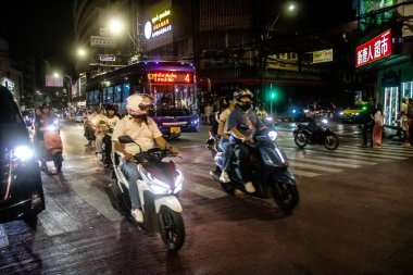 Bangkok, Tayland, 25 Kasım 2024 Çin Mahallesi caddelerinde gece trafik sıkışıklığı. Mahalle canlı sokak hayatı, zengin kültür mirası ve hareketli pazarlarıyla ünlüdür..