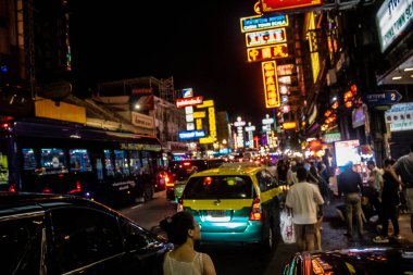 Bangkok, Tayland, 25 Kasım 2024 Çin Mahallesi caddelerinde gece trafik sıkışıklığı. Mahalle canlı sokak hayatı, zengin kültür mirası ve hareketli pazarlarıyla ünlüdür..
