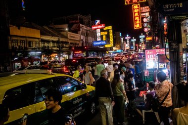 Bangkok, Tayland, 25 Kasım 2024 Çin Mahallesi caddelerinde gece trafik sıkışıklığı. Mahalle canlı sokak hayatı, zengin kültür mirası ve hareketli pazarlarıyla ünlüdür..
