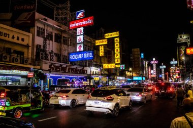Bangkok, Tayland, 25 Kasım 2024 Çin Mahallesi caddelerinde gece trafik sıkışıklığı. Mahalle canlı sokak hayatı, zengin kültür mirası ve hareketli pazarlarıyla ünlüdür..