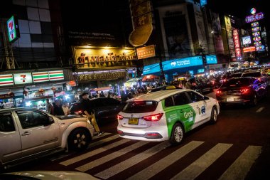 Bangkok, Tayland, 25 Kasım 2024 Çin Mahallesi caddelerinde gece trafik sıkışıklığı. Mahalle canlı sokak hayatı, zengin kültür mirası ve hareketli pazarlarıyla ünlüdür..
