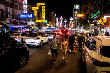 Bangkok, Tayland, 25 Kasım 2024 Çin Mahallesi caddelerinde gece trafik sıkışıklığı. Mahalle canlı sokak hayatı, zengin kültür mirası ve hareketli pazarlarıyla ünlüdür..