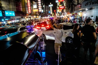 Bangkok, Tayland, 25 Kasım 2024 Çin Mahallesi caddelerinde gece trafik sıkışıklığı. Mahalle canlı sokak hayatı, zengin kültür mirası ve hareketli pazarlarıyla ünlüdür..