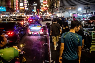 Bangkok, Tayland, 25 Kasım 2024 Çin Mahallesi caddelerinde gece trafik sıkışıklığı. Mahalle canlı sokak hayatı, zengin kültür mirası ve hareketli pazarlarıyla ünlüdür..