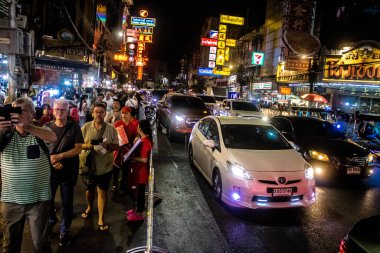 Bangkok, Tayland, 25 Kasım 2024 Çin Mahallesi caddelerinde gece trafik sıkışıklığı. Mahalle canlı sokak hayatı, zengin kültür mirası ve hareketli pazarlarıyla ünlüdür..