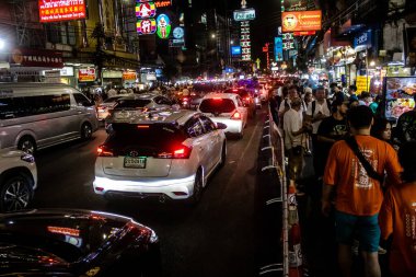 Bangkok, Tayland, 25 Kasım 2024 Çin Mahallesi caddelerinde gece trafik sıkışıklığı. Mahalle canlı sokak hayatı, zengin kültür mirası ve hareketli pazarlarıyla ünlüdür..
