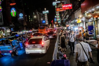 Bangkok, Tayland, 25 Kasım 2024 Çin Mahallesi caddelerinde gece trafik sıkışıklığı. Mahalle canlı sokak hayatı, zengin kültür mirası ve hareketli pazarlarıyla ünlüdür..