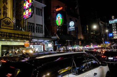 Bangkok, Tayland, 25 Kasım 2024 Çin Mahallesi caddelerinde gece trafik sıkışıklığı. Mahalle canlı sokak hayatı, zengin kültür mirası ve hareketli pazarlarıyla ünlüdür..