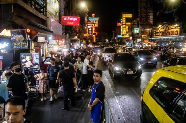 Bangkok, Tayland, 25 Kasım 2024 Çin Mahallesi caddelerinde gece trafik sıkışıklığı. Mahalle canlı sokak hayatı, zengin kültür mirası ve hareketli pazarlarıyla ünlüdür..