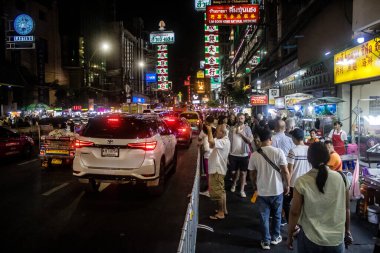 Bangkok, Tayland, 25 Kasım 2024 Çin Mahallesi caddelerinde gece trafik sıkışıklığı. Mahalle canlı sokak hayatı, zengin kültür mirası ve hareketli pazarlarıyla ünlüdür..