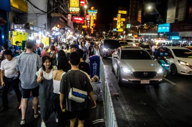 Bangkok, Tayland, 25 Kasım 2024 Çin Mahallesi caddelerinde gece trafik sıkışıklığı. Mahalle canlı sokak hayatı, zengin kültür mirası ve hareketli pazarlarıyla ünlüdür..